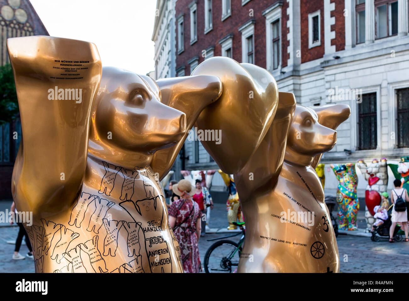 'Bären goldene Regel" bei United Buddy Bears international Art exhibition (Künstlerin: Eva Herlitz). Dies symbolisiert, dass niemand auf seinem oder ihrem eigenen leben können. Stockfoto