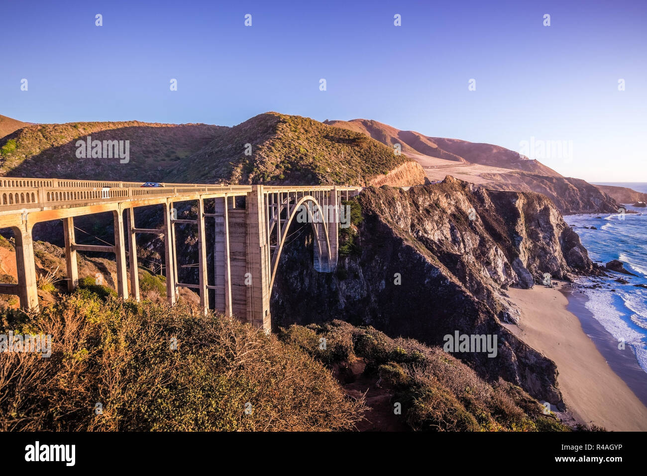 Sonnenuntergang von Bixby Creek Bridge auf der Autobahn 1, Big Sur, Kalifornien Stockfoto