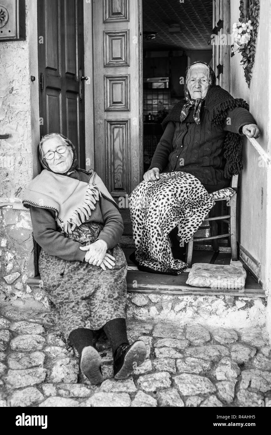 Die Frauen auf der Straße, Stilo, Kalabrien, Italien, Europa. Stockfoto