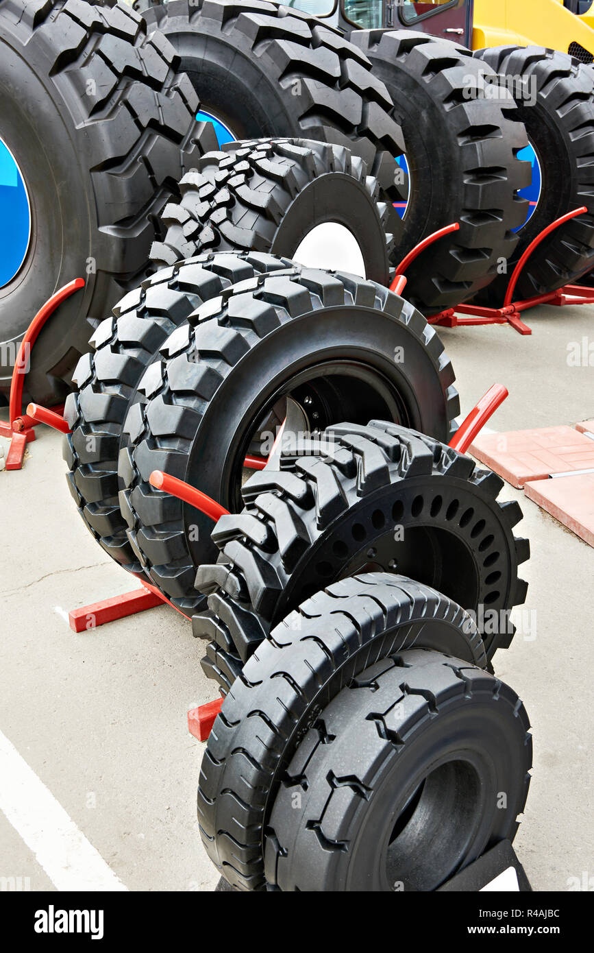 Reifen mit unterschiedlichen Größen für Traktoren, die in der STORE Stockfoto