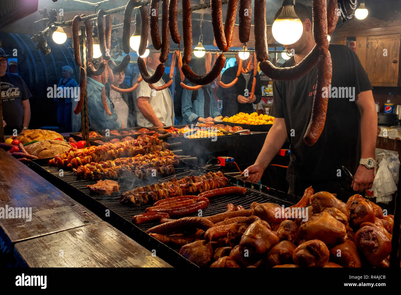 Essen stand Anbieter kochen Fleisch in einer Straße in der Marktplatz in Krakau, Polen Stockfoto