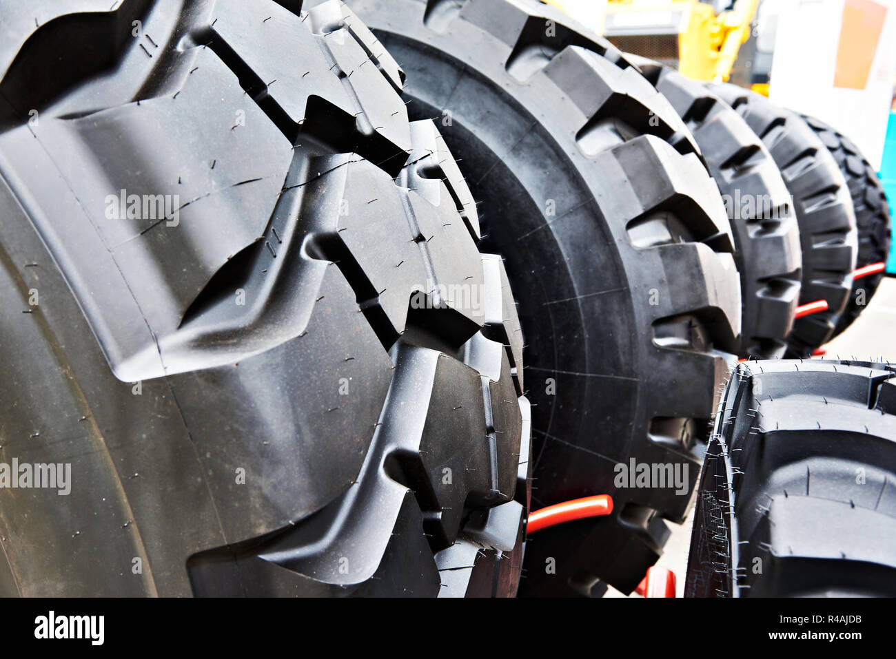 Reifen mit unterschiedlichen Größen für Traktoren, die in der STORE Stockfoto