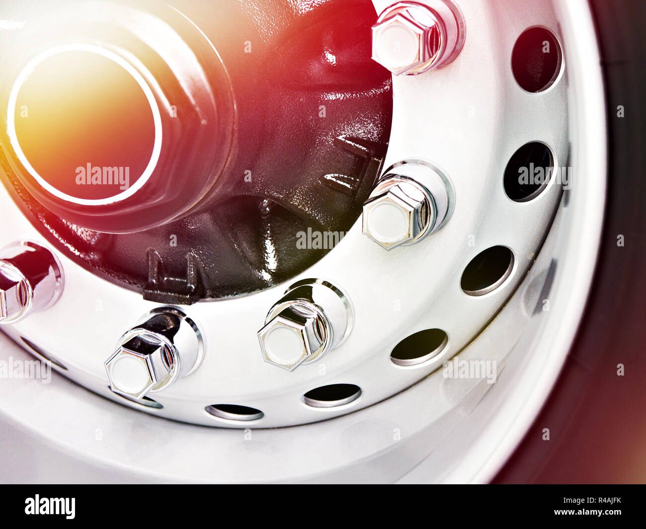 Verchromte Schrauben und Muttern der ein Rad des Fahrzeugs Stockfoto