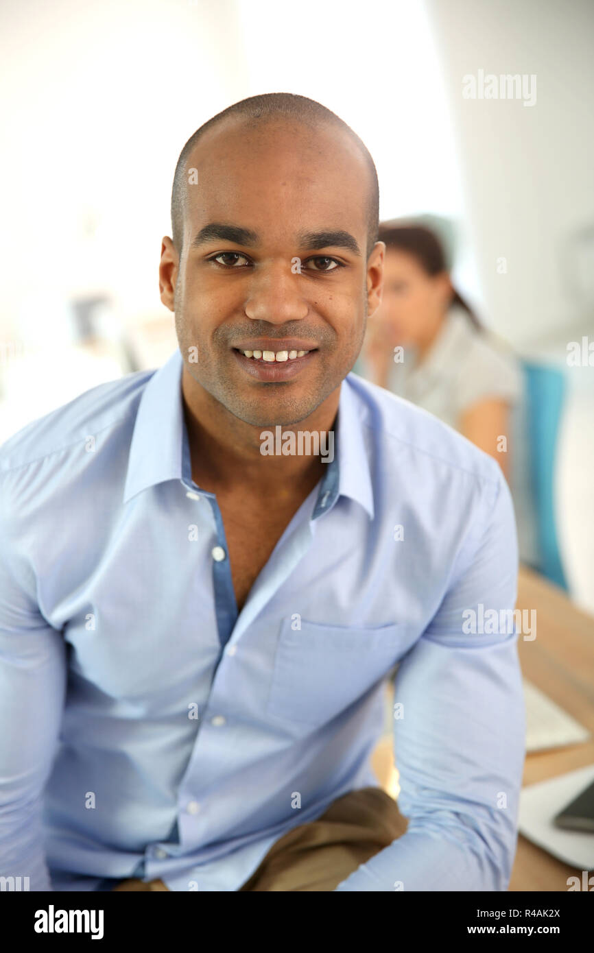 Porträt des jungen Geschäftsmann im Büro Stockfoto