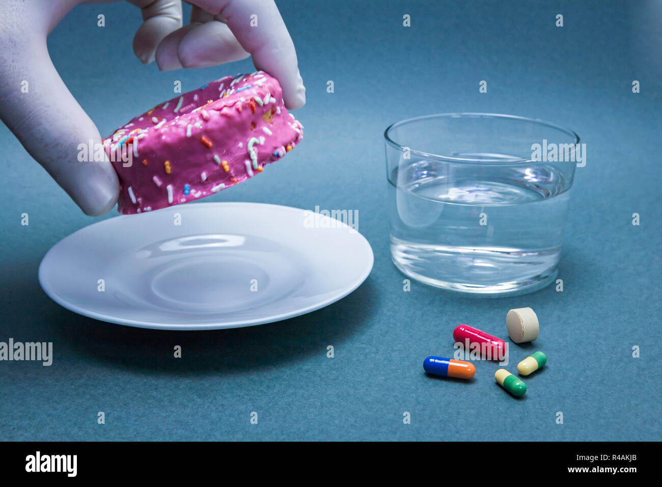 Verschiedene Medikamente gegen Diabetes zusammen mit einen süßen Kuchen, Konzept der Krankheit der Hyperglykämie oder diabetes Stockfoto