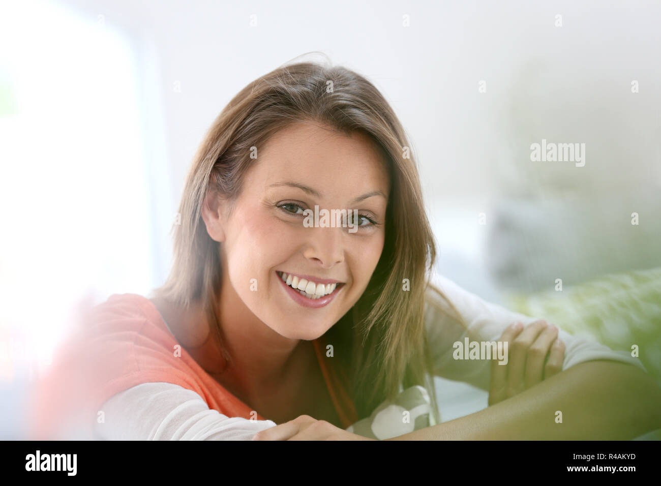 Porträt von attraktiven jungen Frau Stockfoto