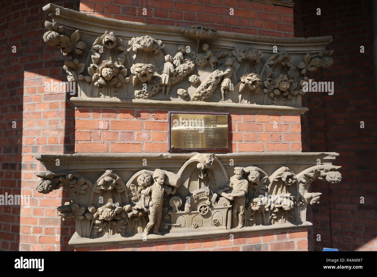 Steinmetzarbeiten der verschiedenen Stufen der Baumwollproduktion jetzt bei Bolton markt Gewölbe Stockfoto