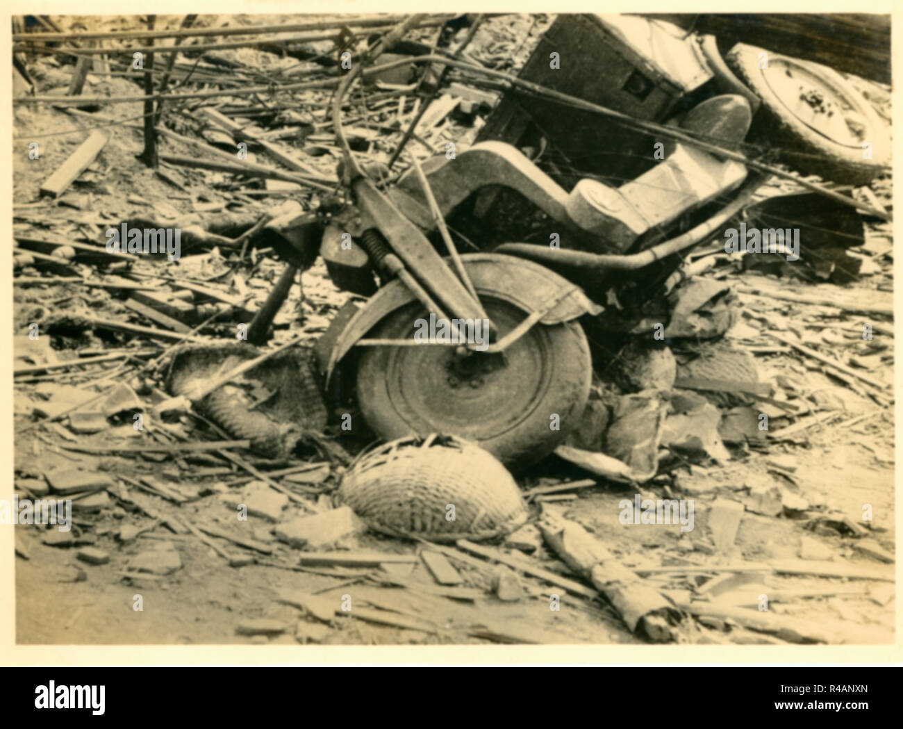 Vernichtet Trike 3-Rad Fahrzeug und leiche Leiche, die Opfer der Atombombe im verwüsteten Ruinen Ödland, Hiroshima, Japan, 1945 Stockfoto