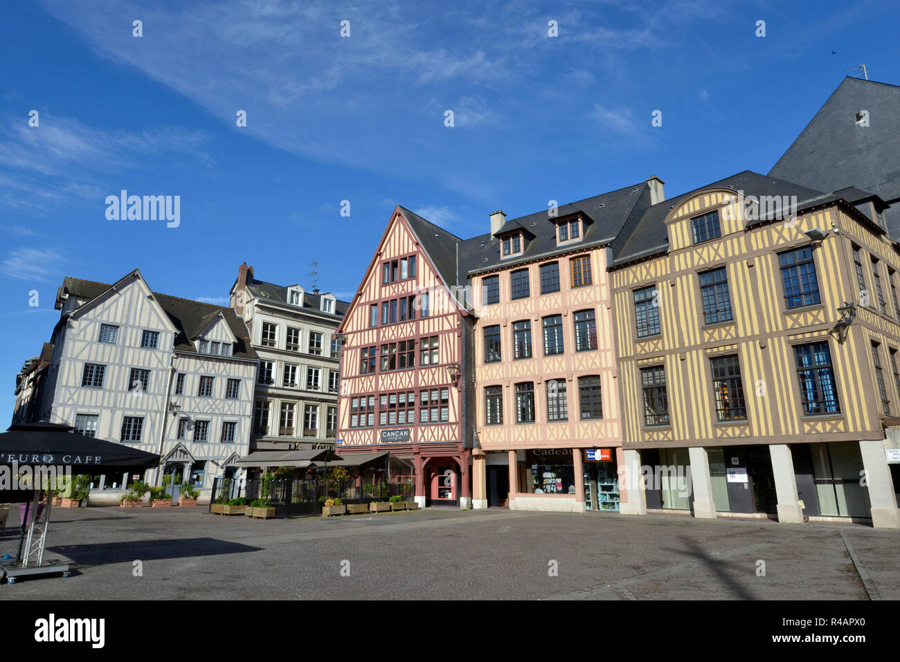 Rouen (Frankreich): Norman traditionelle Häuser mit Fachwerk Fassaden auf dem Platz der Alten Markt (Place du Vieux-Marche") in der Hyper Stockfoto