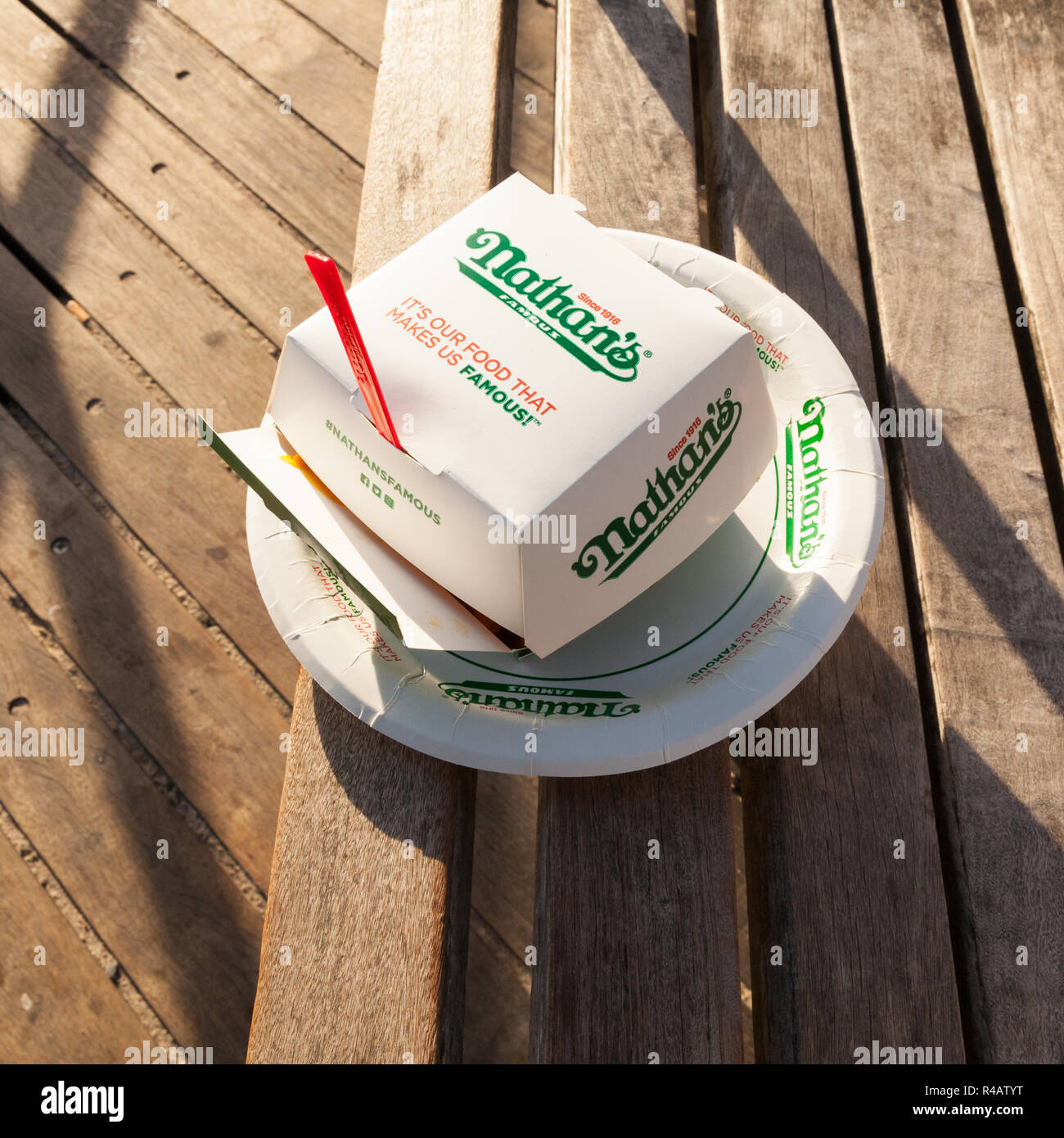 Chili Käsechips auf Nathans Coney Island, Brooklyn, New York, Vereinigte Staaten von Amerika. Stockfoto