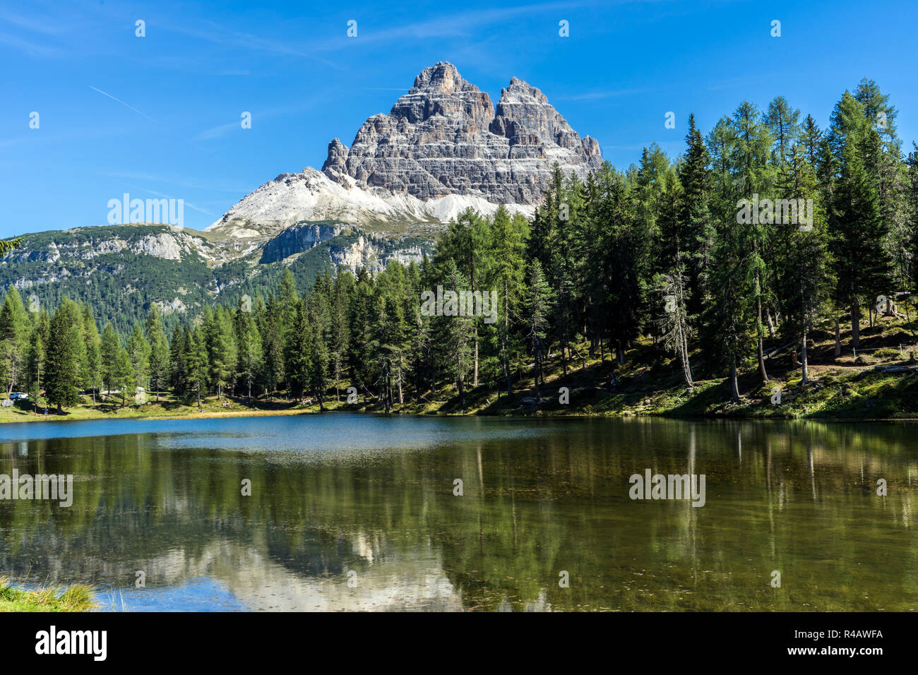 Alpine Lake Antorno (Adorno) in den Dolomiten, Alpen. Stockfoto