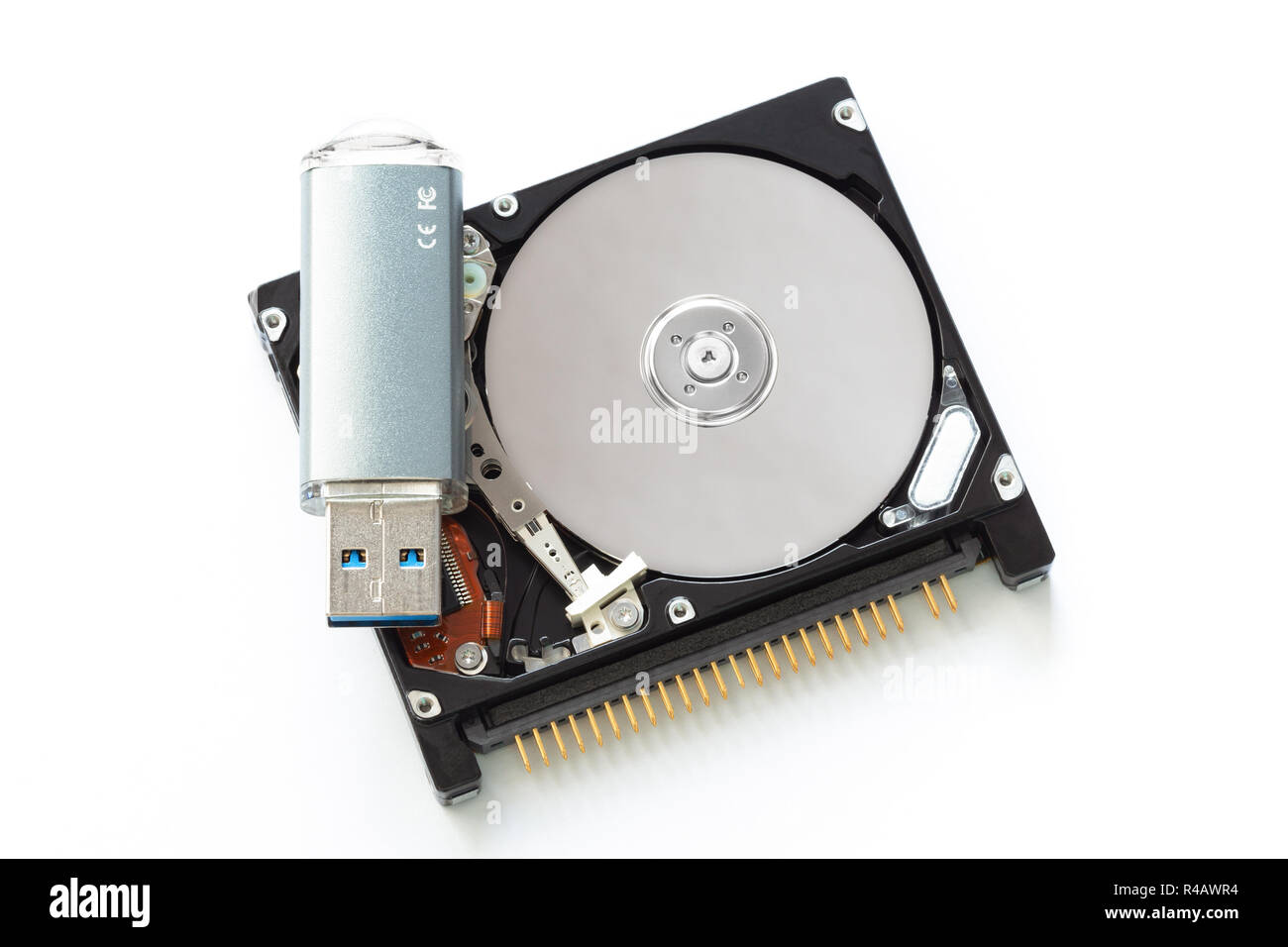 Festplatte 1,8" und Flash Drive auf einem weißen Hintergrund. Größen vergleichen. Stockfoto