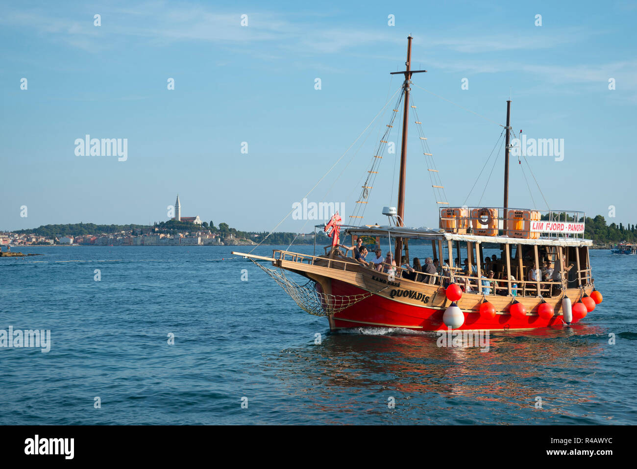 Boot und die Stadt Rovinj, Istrien, Kroatien Stockfoto
