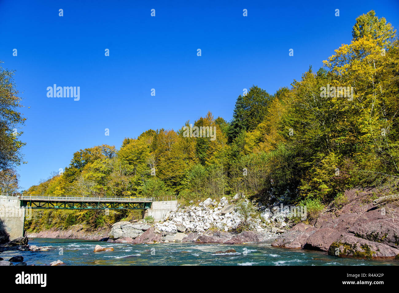 Landschaft mit Berg Fluss und Wald im Herbst Stockfoto Landschaft mit Berg Fluss und Wald im Herbst Stockfoto