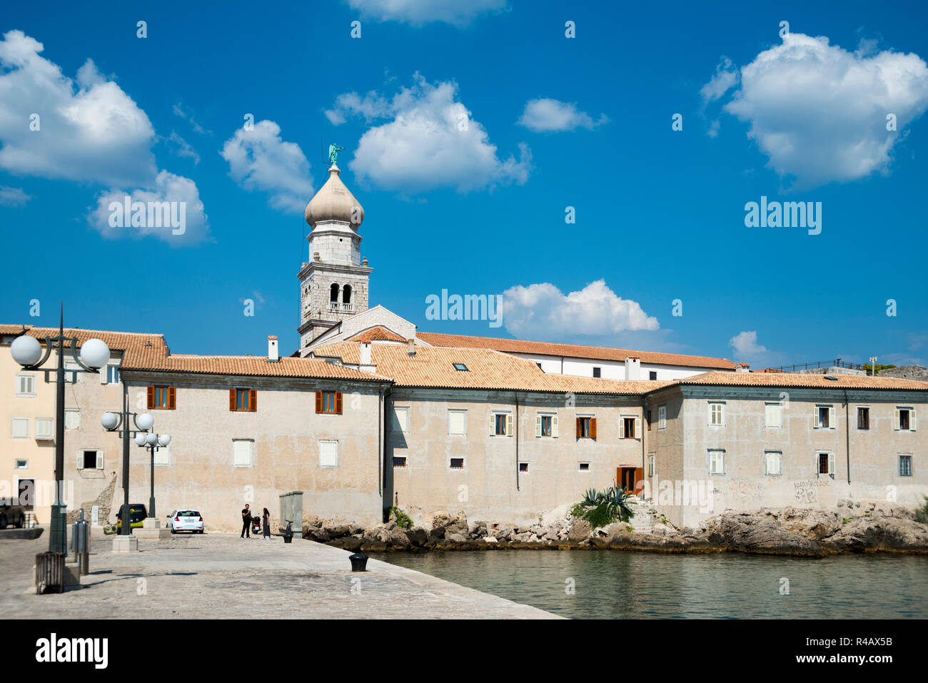 Turm von St. Mary's Basilica und Altstadt, Krk, Insel Krk, Kvarner Bucht, Kroatien Stockfoto