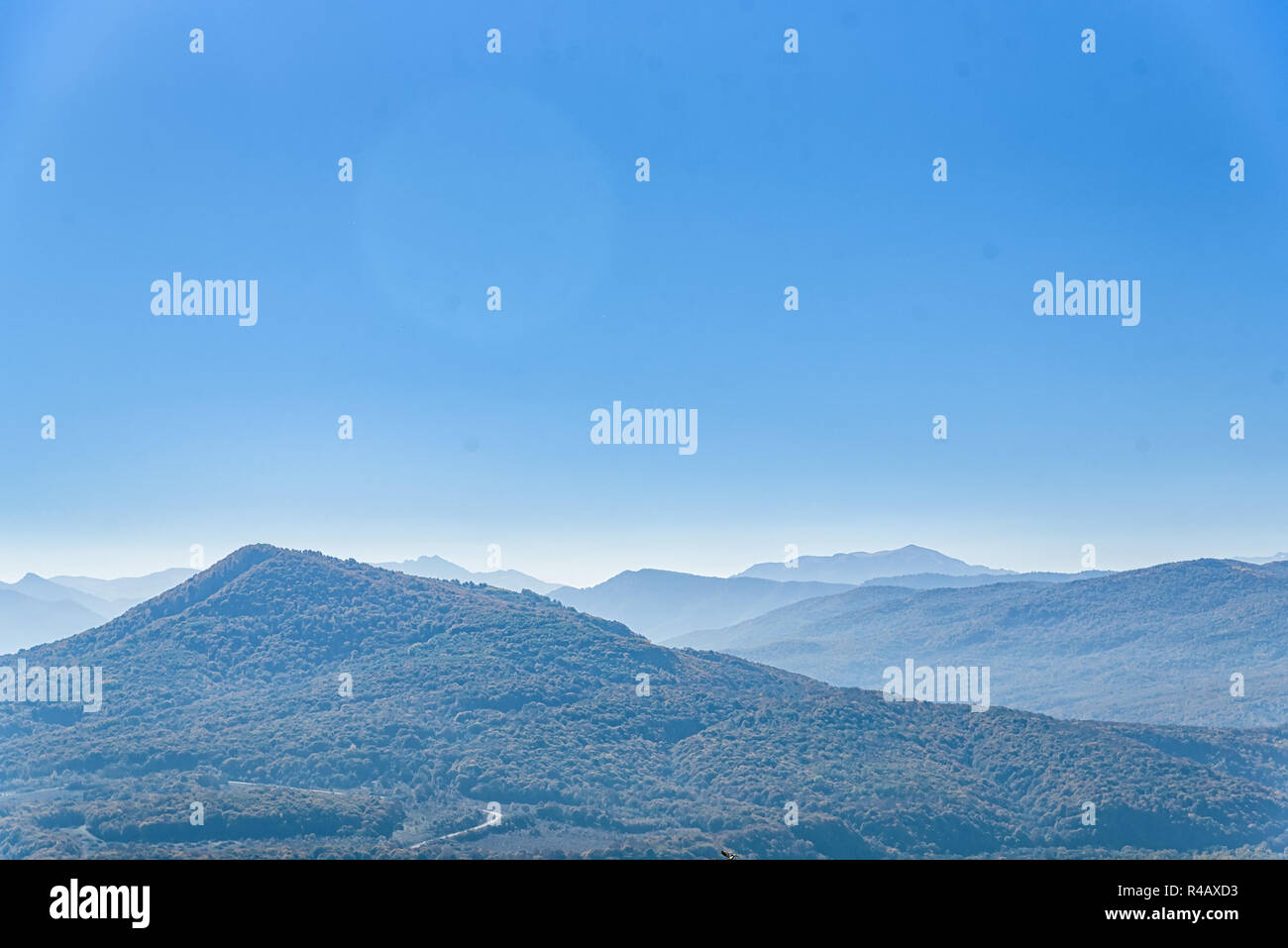 Schöne Berglandschaft mit Felsen und Nebel Stockfoto Schöne Berglandschaft mit Felsen und Nebel Stockfoto
