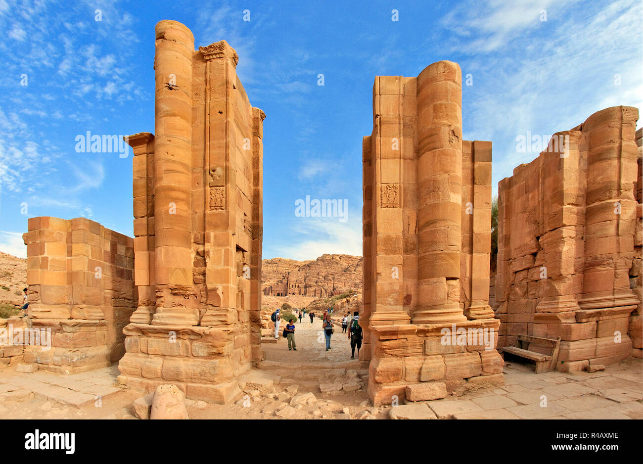 Die Ruinen der großen Tor, antike Stadt Petra, Spalten, UNESCO-Weltkulturerbe, Jordanien, Asien, Petra Stockfoto