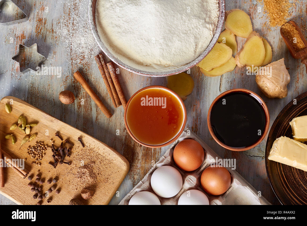 Zutaten für Lebkuchen Rezept auf hölzernen Tisch Stockfoto