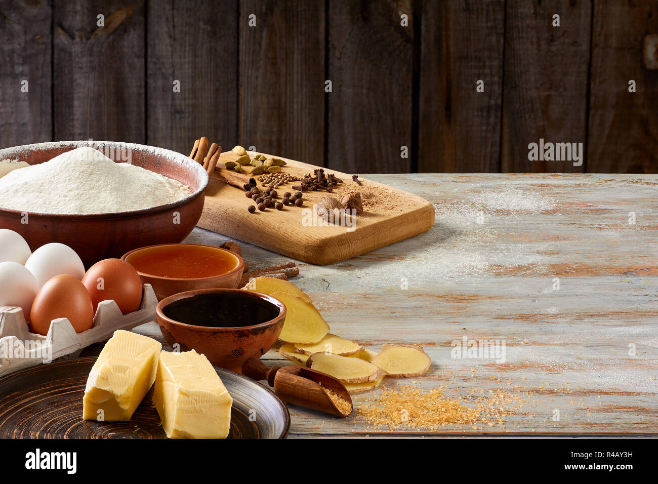 Zutaten für Lebkuchen Rezept auf hölzernen Tisch Stockfoto