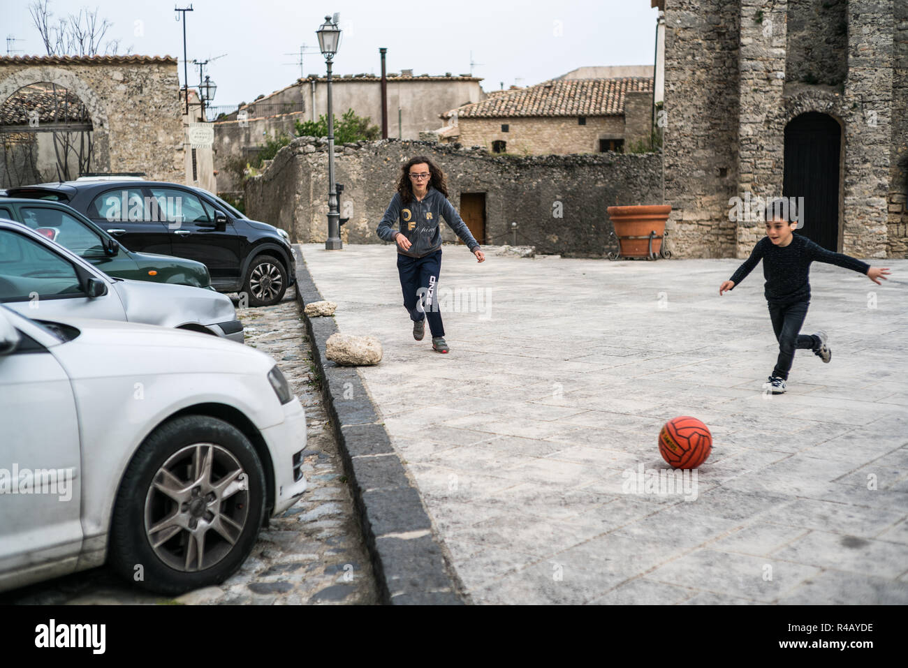 Lokale Kind spielen Fußball auf der Straße der Gerace, Italien, Europa. Stockfoto