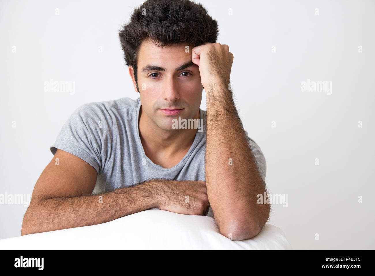 Glückliche junge Mann zu Hause entspannen Stockfoto