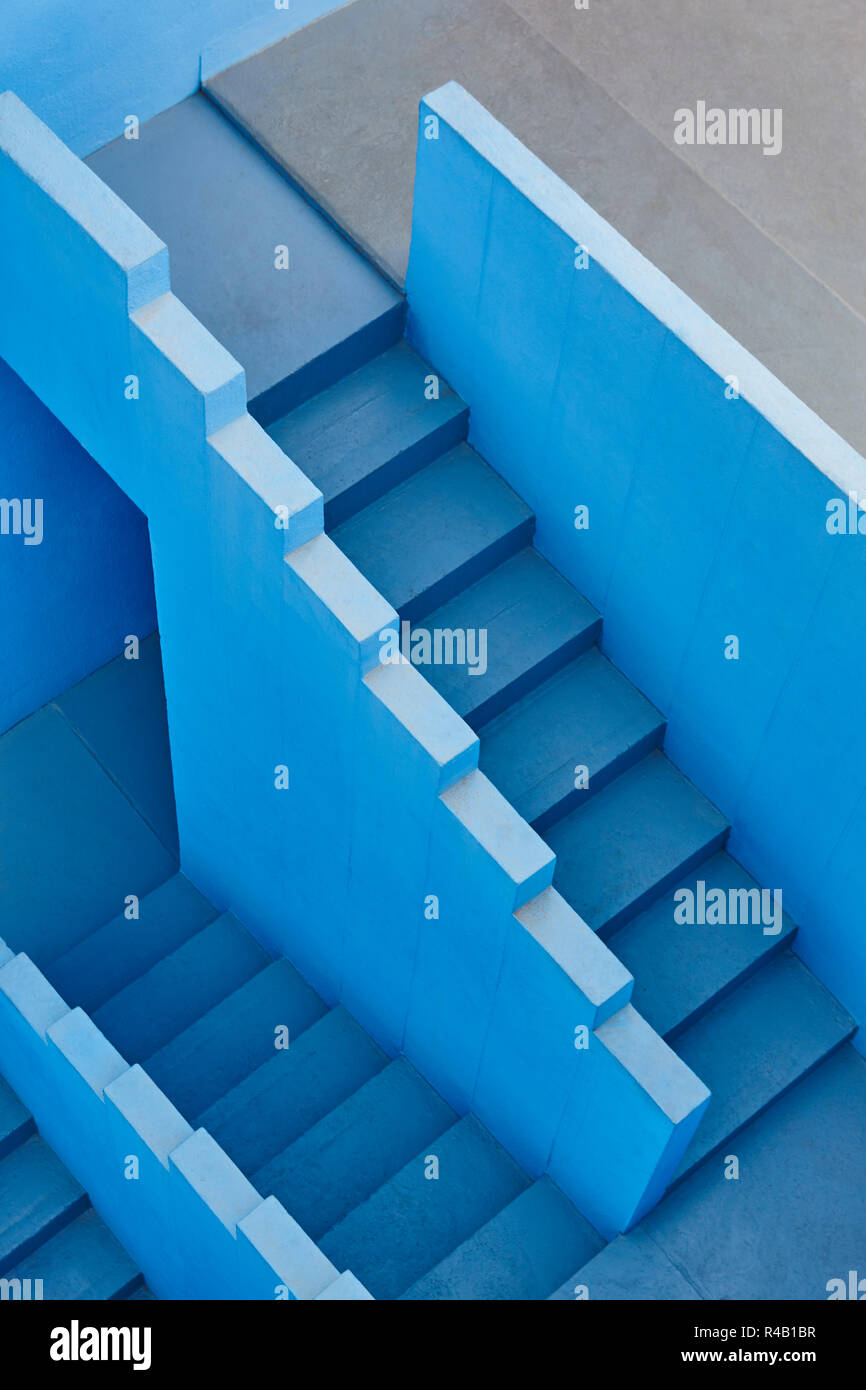 Geometrische Gebäude Treppen. Die rote Wand, La Manzanera. Calpe, Spanien Stockfoto