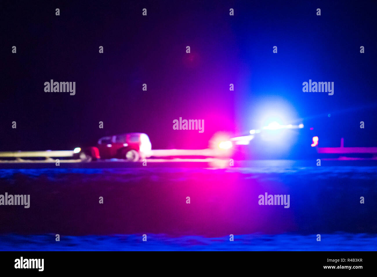 Polizei Auto verfing sich ein Auto mit über Höchstgeschwindigkeit bei Nacht. verwischt. Stockfoto