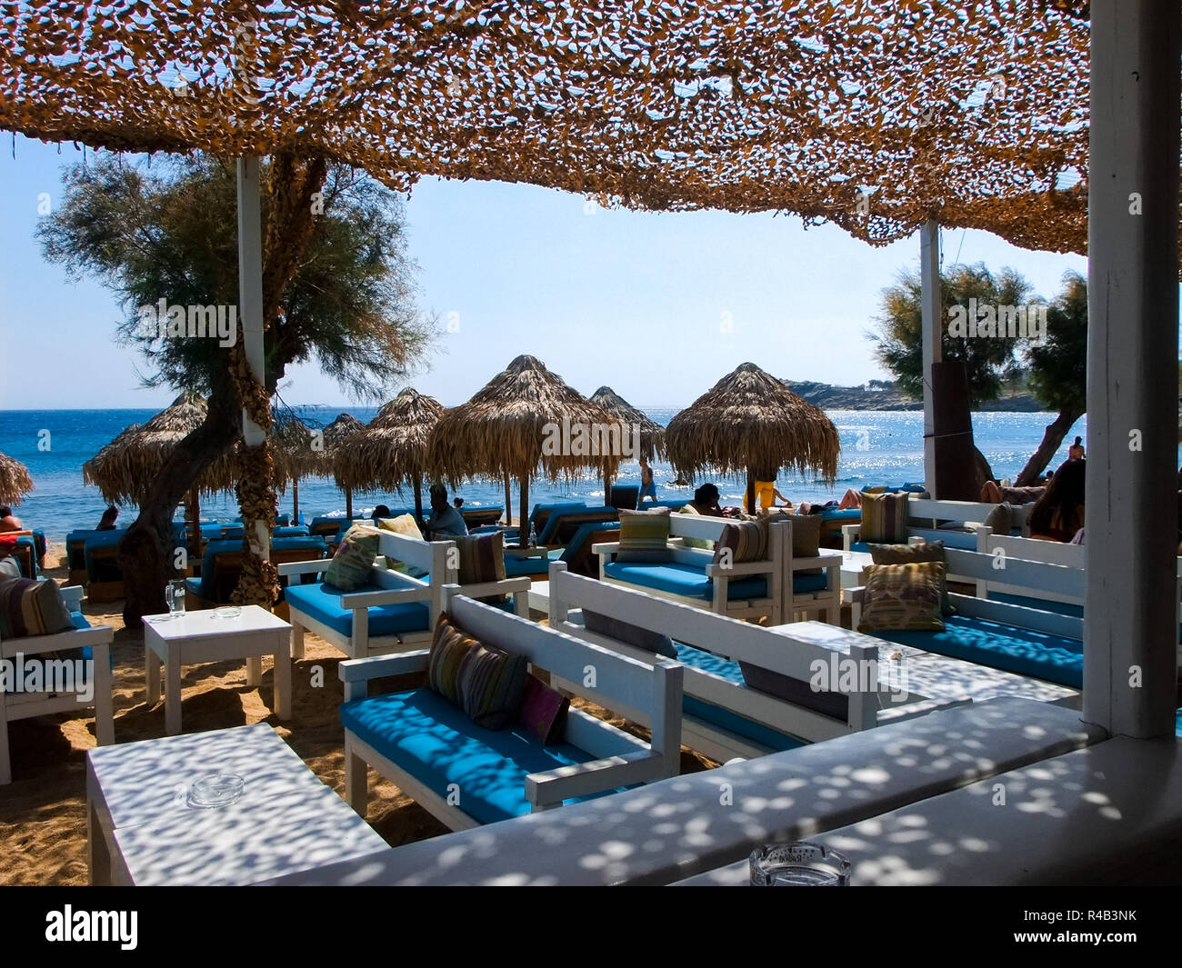 Restaurant am Strand mit Blick auf das Ägäische Meer und Sandstrand heißen Strand in Santorini, Griechenland. Stockfoto