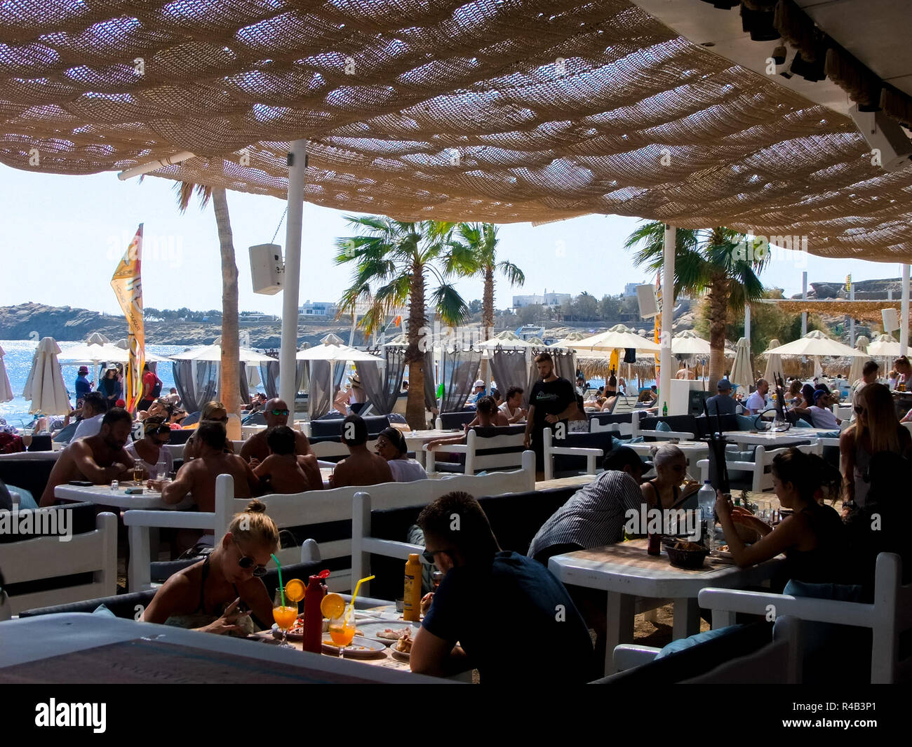 Restaurant am Strand mit Blick auf das Ägäische Meer und Sandstrand heißen Strand in Santorini, Griechenland. Stockfoto