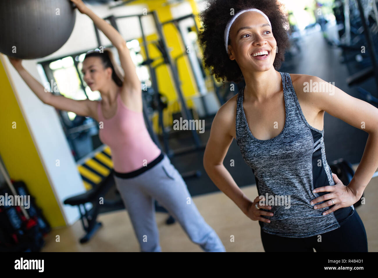 Schön fit Frauen zusammen trainieren im Fitnessraum Stockfoto