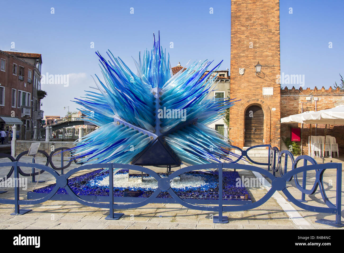 Die Insel Murano, Venedig, Italien - 23 September: Blau Skulptur aus Murano Glas am Campo San Stefano Platz in Murano am 23. September 2018. Stockfoto