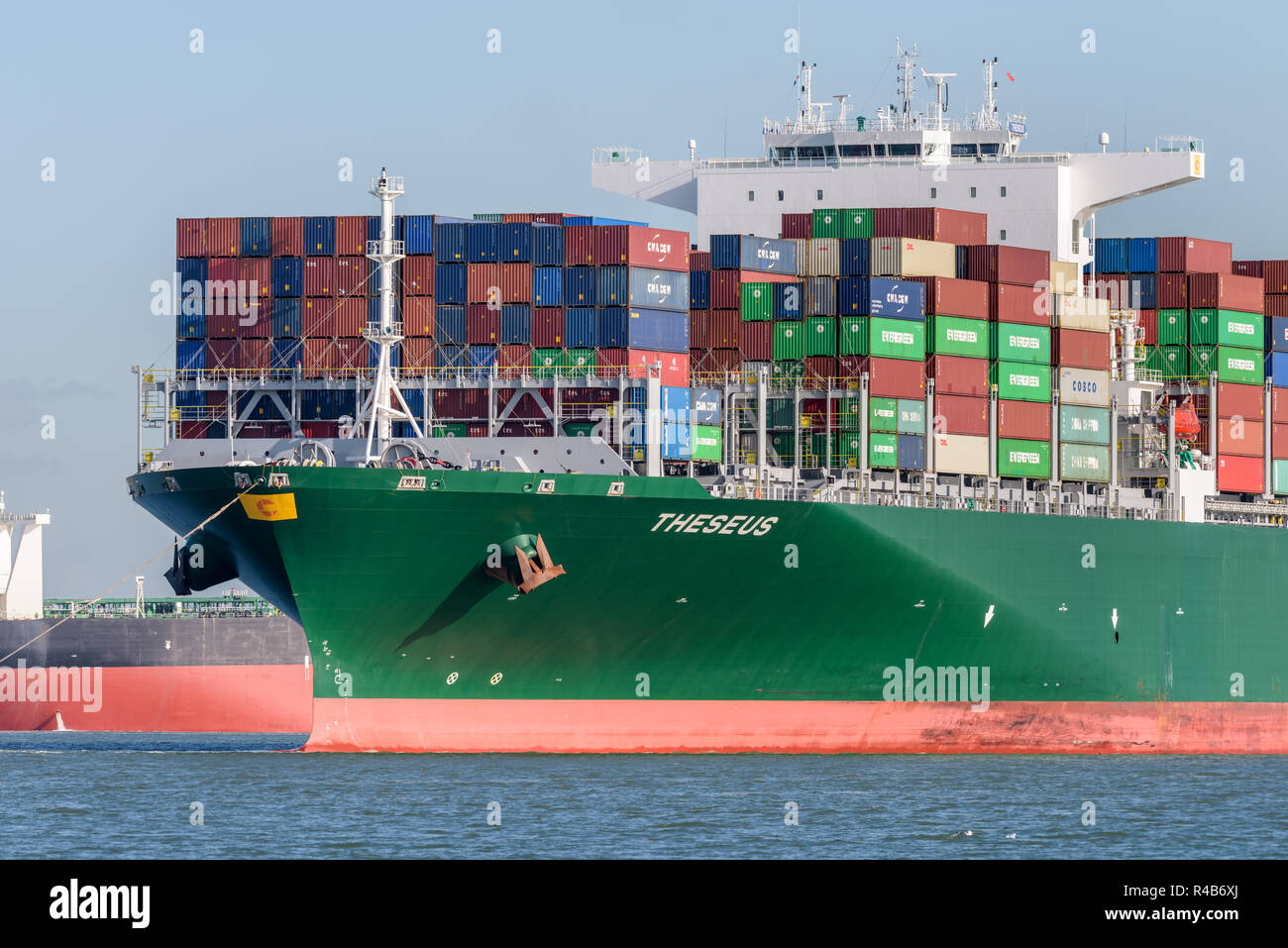 Containerschiff theseus -Fotos und -Bildmaterial in hoher Auflösung – Alamy