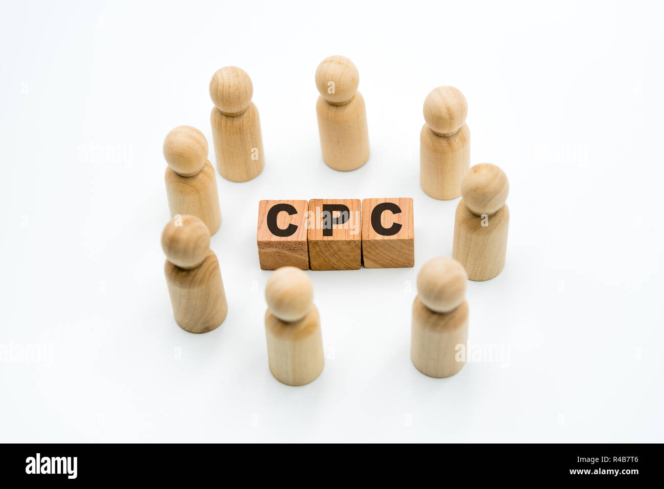 Holzfiguren als Business Team im Kreis um Abkürzung CPC Cost Per Click, auf weißem Hintergrund, minimalistisches Konzept Stockfoto