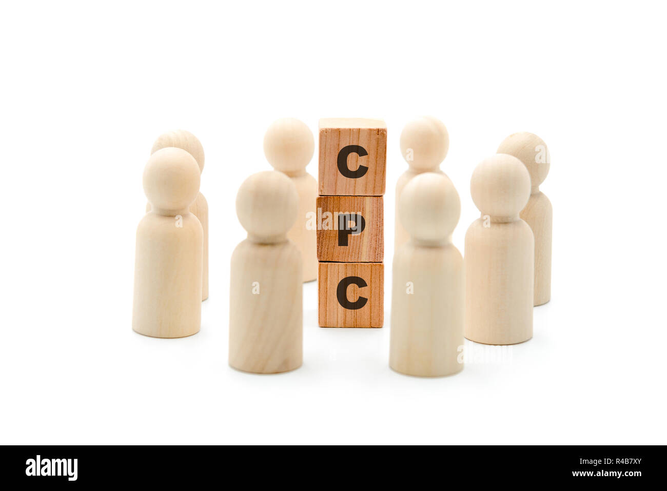 Holzfiguren als Business Team im Kreis um Abkürzung CPC Cost Per Click, auf weißem Hintergrund, minimalistisches Konzept Stockfoto