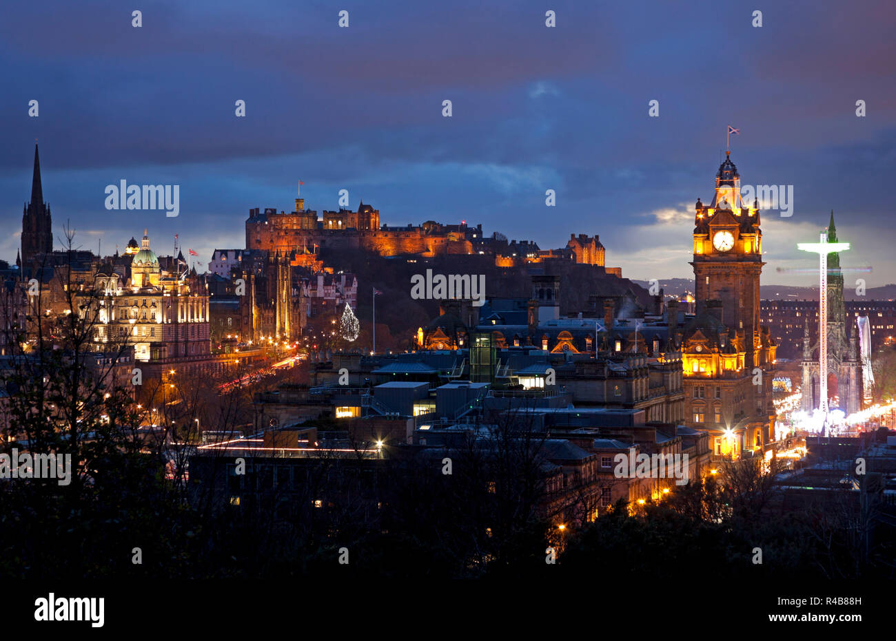 Das Stadtzentrum von Edinburgh und Schloss gesehen von Calton Hill, Schottland, Großbritannien Stockfoto