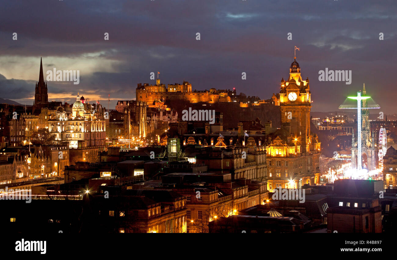 Das Stadtzentrum von Edinburgh und Schloss gesehen von Calton Hill, Schottland, Großbritannien Stockfoto