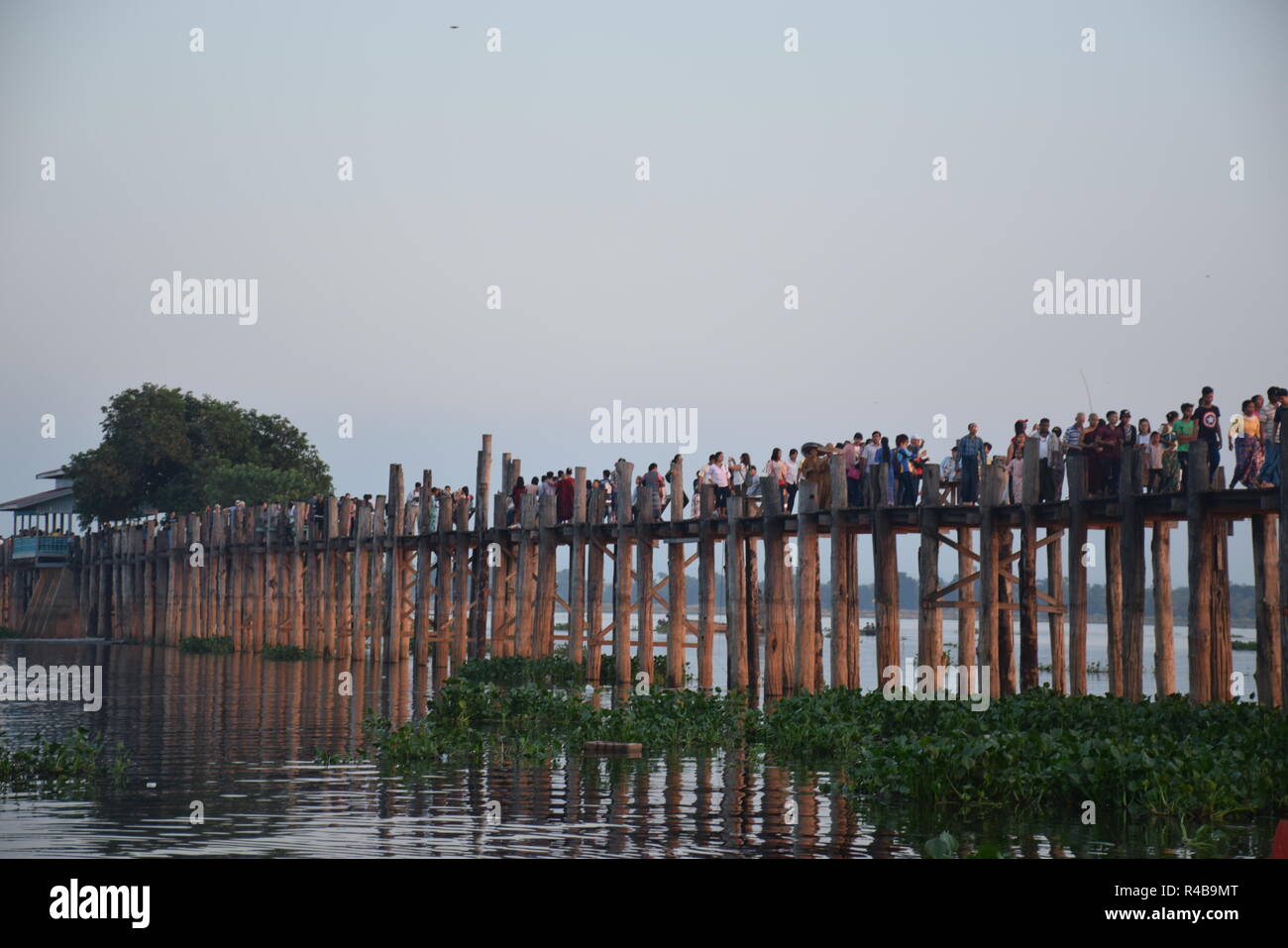 Menschen zu Fuß auf U-Bein bridge bei Sonnenuntergang in Amarapura, Myanmar Stockfoto