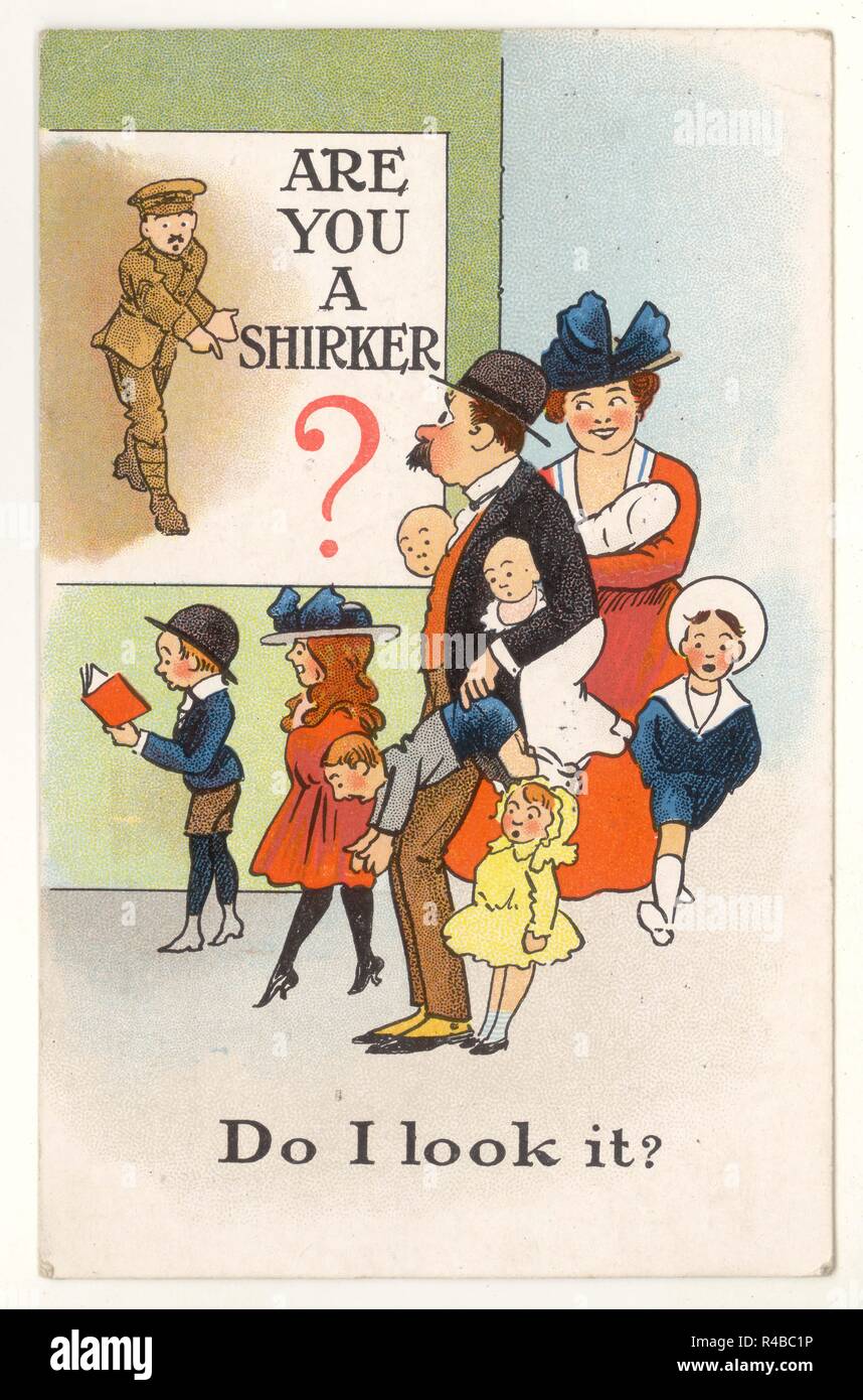Illustrierte humorvolle patriotische Postkarte mit dem Titel 'are You a Shirker' aus der Zeit des 1. Weltkrieges - ein Poster des Parlamentarischen Vermittlungsausschusses, das "Shirkers" in den Militärbeitritt beschämt. Ein Mann mit einer großen Familie antwortet: "Sehe ich es aus?" Veröffentlicht am 9. August 1918, Großbritannien Stockfoto