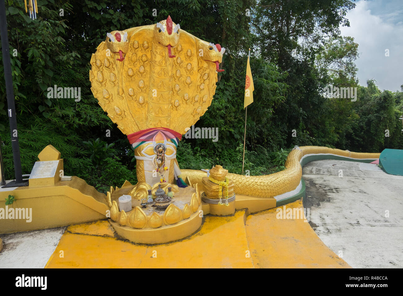 Drei heades goldene Schlange diety, windet sich der Weg neben Phra Maha Chedi Tripob Trimongkol in Hat Yai, Thailand. Stockfoto