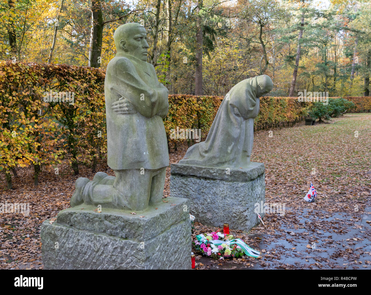 Die Trauer Eltern Skulpturen von deutschen Künstlerin Käthe Kollwitz auf dem deutschen Soldatenfriedhof Vladslo nördlich von Ypern Stockfoto