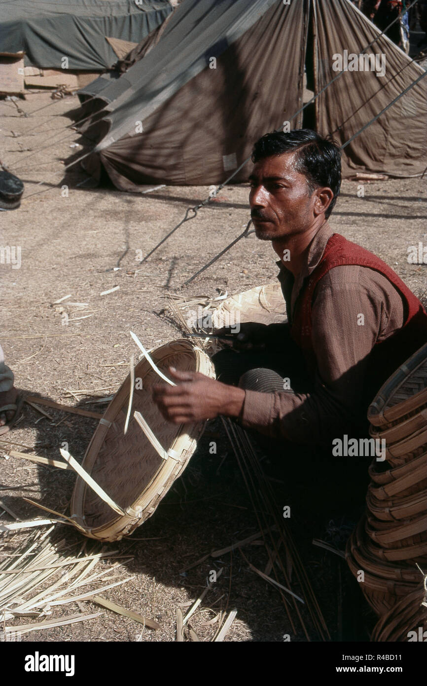 Der Mensch, der einen Bambuskorb aus Zuckerrohr bildet, Kulu, Himachal Pradesh, Indien, Asien Stockfoto