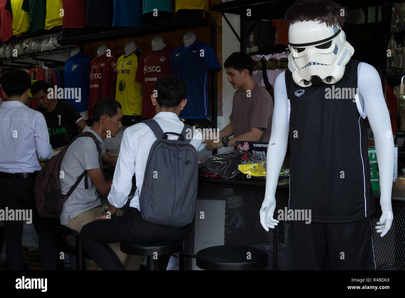 Ein Store zeigt spielerisch eine Hip Star Wars Storm Trooper in Hat Yai, Thailand. Stockfoto