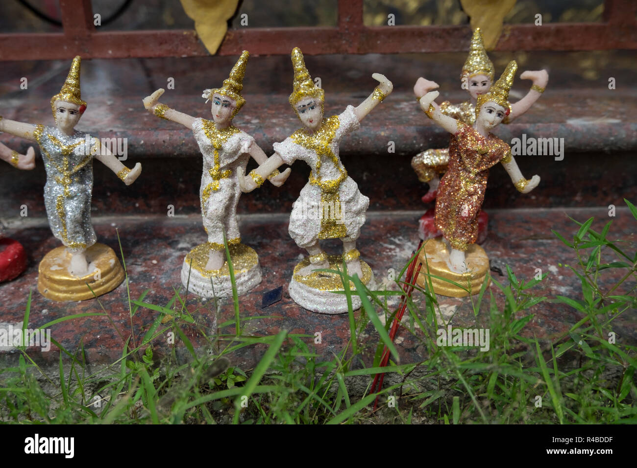 Eine Reihe von kleinen traditionellen thailändischen Tänzern in Hat Yai, Thailand. Stockfoto