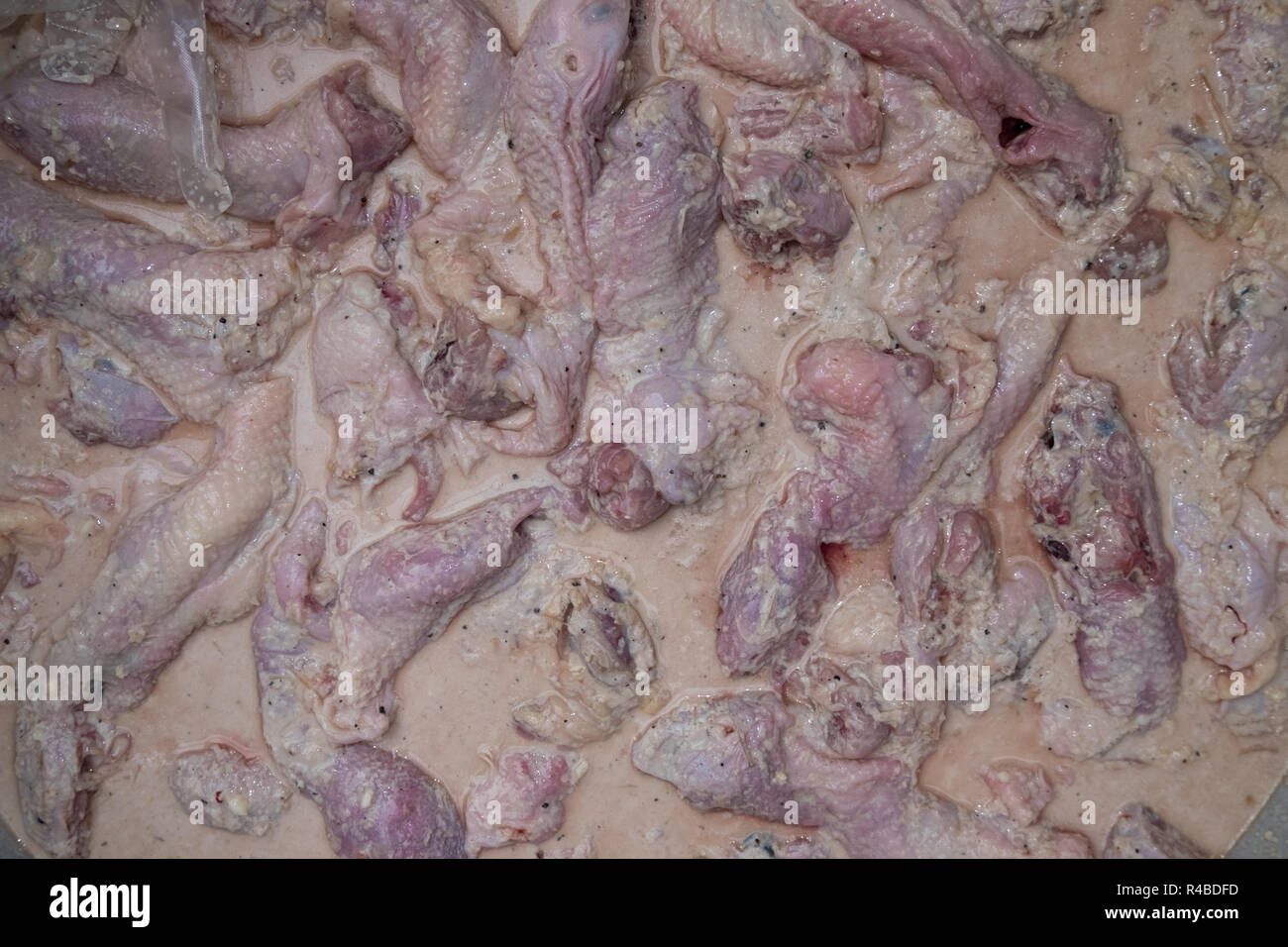 Einen Topf mit Huhn Teile sitzt im Teig, wartet in Hat Yai, Thailand gebraten werden. Stockfoto