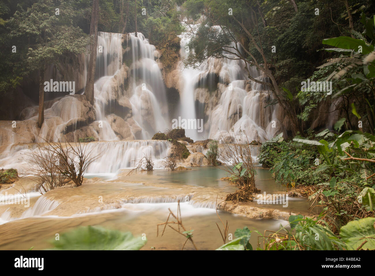 Die schöne Tat Kuang Si Wasserfälle sind ein beliebter Tagesausflug von Luang Prabang im Norden von Laos. Stockfoto