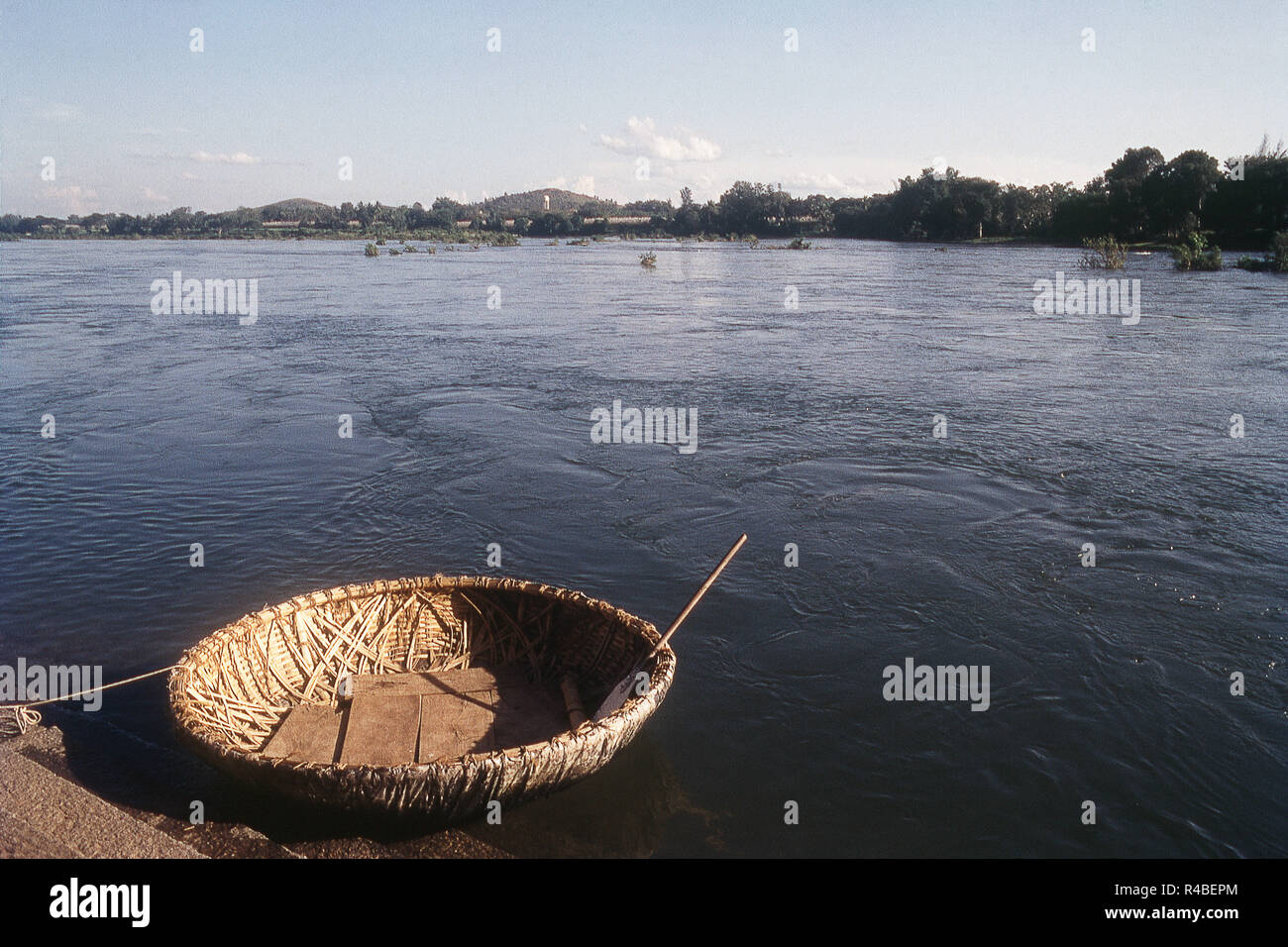 Warenkorb Boot festgemacht an kaveri Fluss, Srirangapatna, Mysore, Karnataka, Indien, Asien Stockfoto