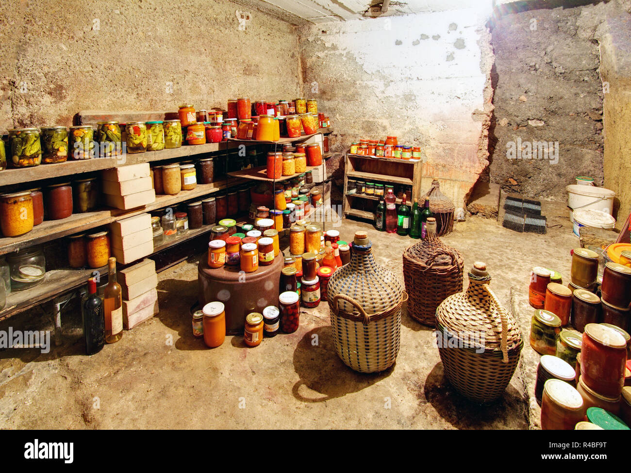 Alte Keller und viele Konserven Stockfoto