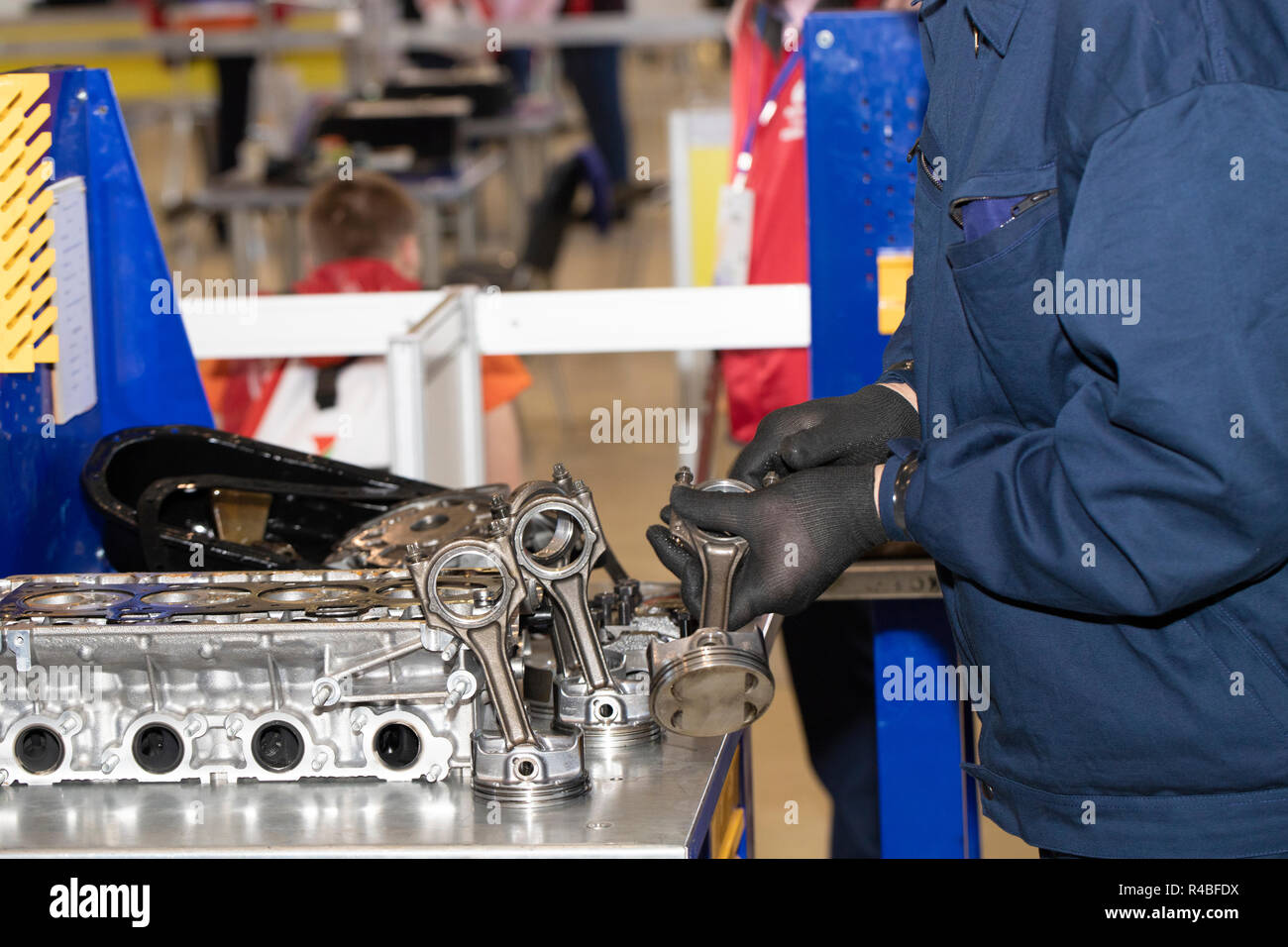 Automechaniker arbeiten mit Tools für die Diagnose und Reparatur von Autos in der Garage Stockfoto