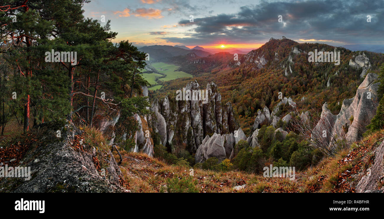 Herbst die Berge bei Sonnenuntergang mit Felsen Stockfoto
