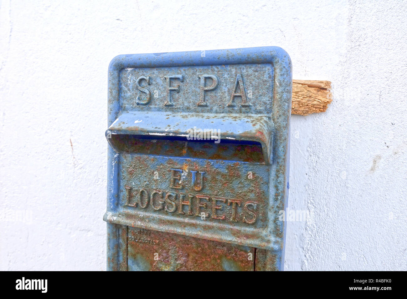 Schottischen Fischerei Protection Agency EU-log Blätter in Lerwick Hafen Postbox Stockfoto